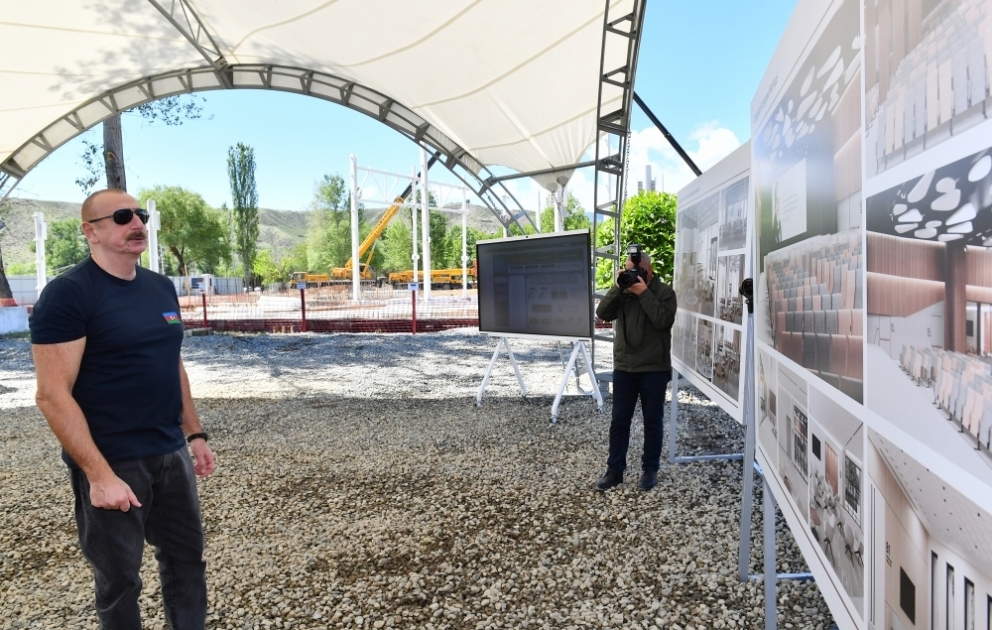 Präsident Ilham Aliyev besichtigt Baufortschritt von Zangilan Kongresszentrum VIDEO