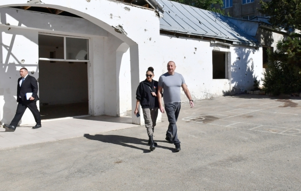 Präsident Ilham Aliyev lernt Projekt für Restaurierung eines Schulgebäudes in der Siedlung Hadrut kennen VIDEO