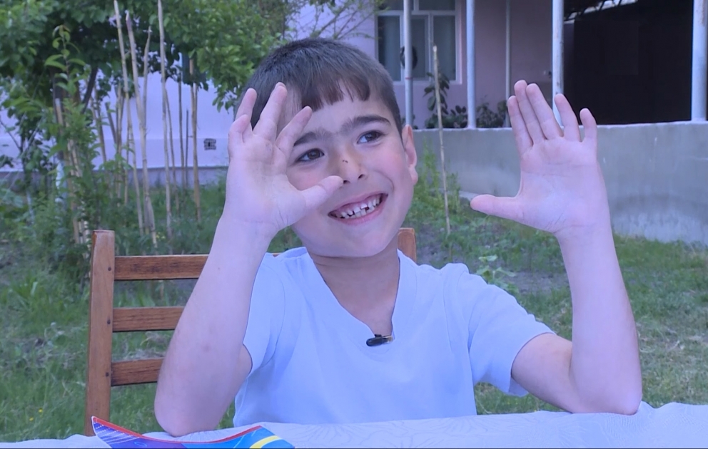 Adsız barmaqları ilə hər kəsin marağına səbəb olan məktəbli  FOTO VİDEO