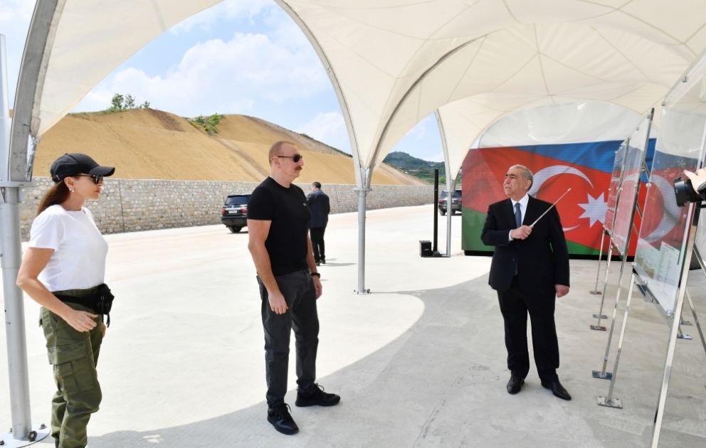 Präsident Ilham Aliyev und First Lady Mehriban Aliyeva zu Besuch in Schuscha Bekanntschaft mit Baufortschritt auf 66-81-Kilometer langen Abschnitt der Autobahn Ahmadbeyli-Füsuli-Schuscha VIDEO