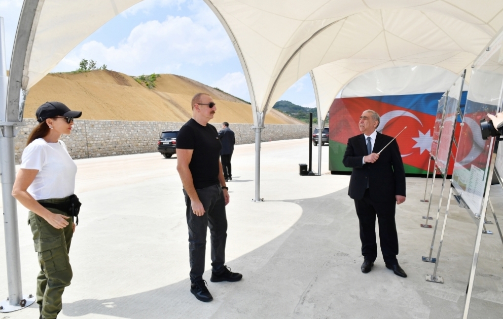 Déplacement du président Ilham Aliyev et de son épouse Mehriban Aliyeva à Choucha Inspection des travaux en cours sur la route Ahmadbeyli-Fuzouli-Choucha VIDEO