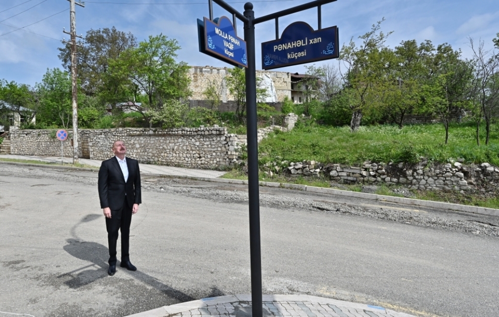 Dévoilement des plaques au croisement des rues Molla Penah Vaguif et Khan Penahali à Choucha  VIDEO