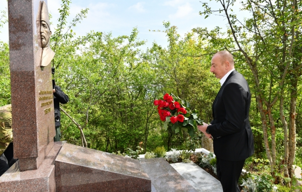 Choucha: le président Ilham Aliyev visite la tombe de Mir Möhsun Nevvab Karabaghi  VIDEO