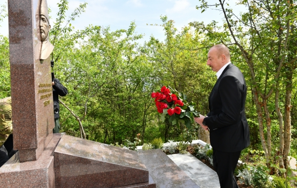 Schuscha: Präsident Ilham Aliyev besucht Grab von Mir Mohsun Navvav Karabachi im Flachland Jidir Duzu  VIDEO