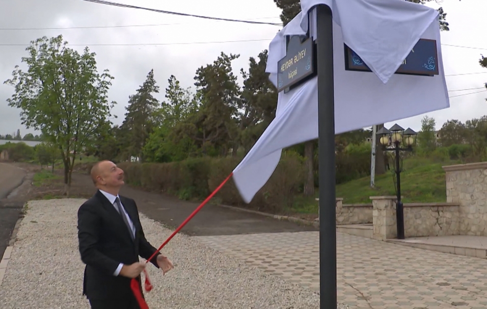 Schilder an Kreuzung der Heydar Aliyev und 8 Noyabr-Straßen in Schuscha enthüllt VIDEO