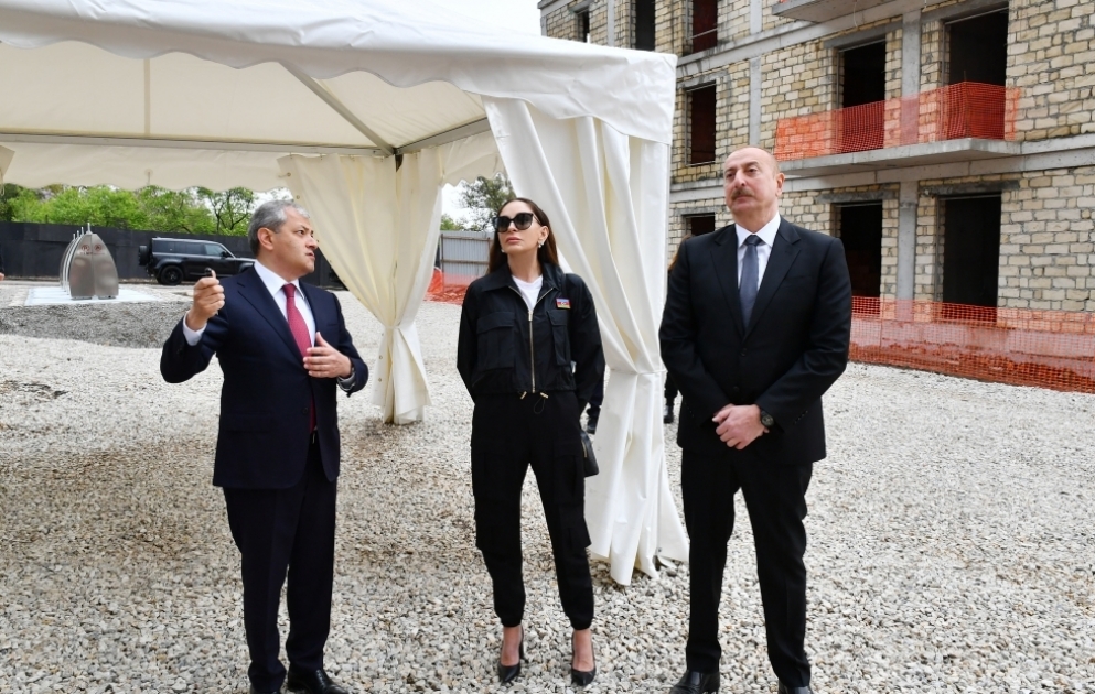 Schuscha: Präsident Ilham Aliyev und First Lady Mehriban Aliyeva inspizieren Fortschritt beim Bau einer Wohnanlage bestehend aus 23 Gebäuden VIDEO
