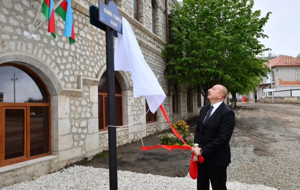 Choucha : le président azerbaïdjanais et son épouse assistent au dévoilement de la plaque de la rue du Poing fermé de fer  VIDEO