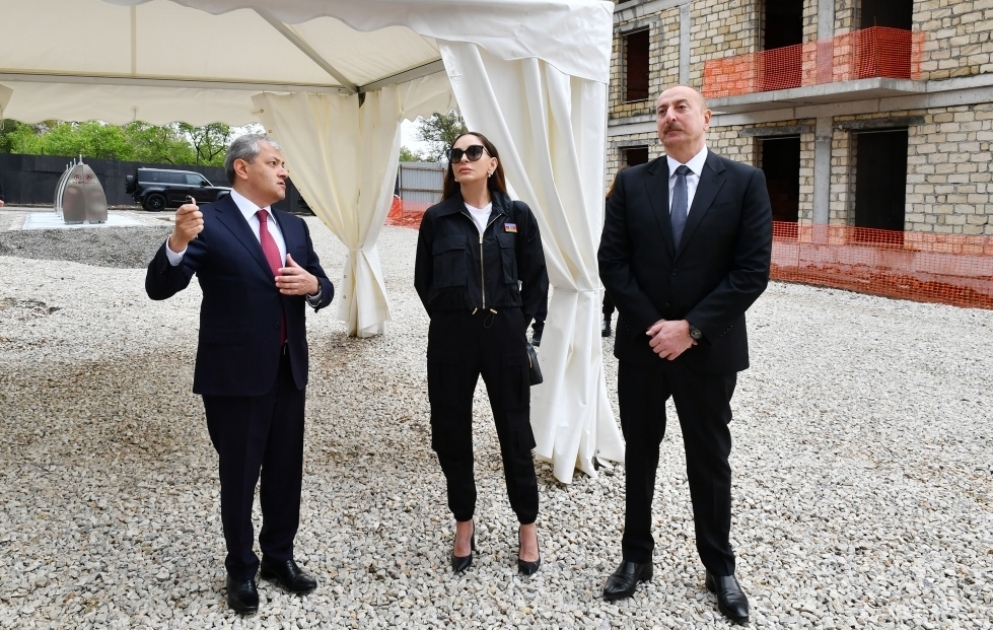 Le président Ilham Aliyev, accompagné de son épouse Mehriban Aliyeva, visite la chantier d'un complexe résidentiel composé de 23 bâtiments à Choucha  VIDEO