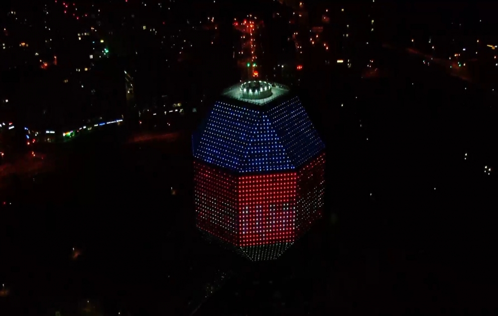 Anlässlich des 100. Geburtstages von Nationalleader Heydar Aliyev Gebäude der Nationalbibliothek in Minsk in Lichtstrahlen Blau, Rot, Grün beleuchtet VIDEO