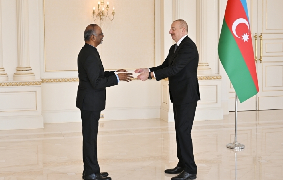 Prezident İlham Əliyev Hindistanın ölkəmizdə yeni təyin olunan səfirinin etimadnaməsini qəbul edib  YENİLƏNİB VİDEO