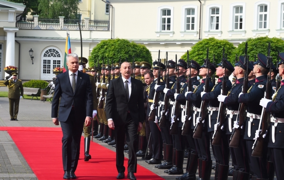 Offizieller Empfang des Präsidenten von Aserbaidschan in Vilnius VIDEO