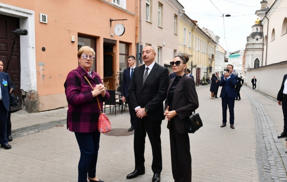 Президент Азербайджана Ильхам Алиев и первая леди Мехрибан Алиева совершили прогулку по Старому городу Вильнюса ВИДЕО