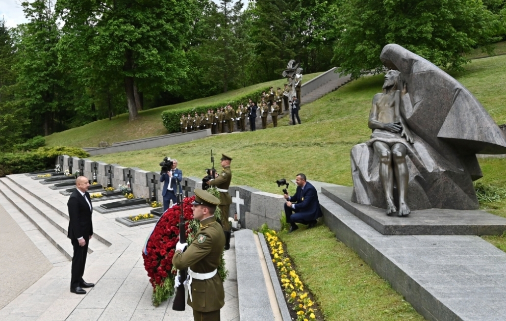 Präsident Ilham Aliyev besucht Denkmal „Den Gefallenen für Litauens Freiheit“ VIDEO