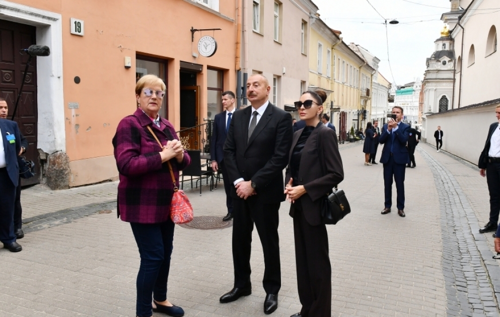 Le président Ilham Aliyev et la première dame Mehriban Aliyeva visitent la Vieille ville de Vilnius VIDEO