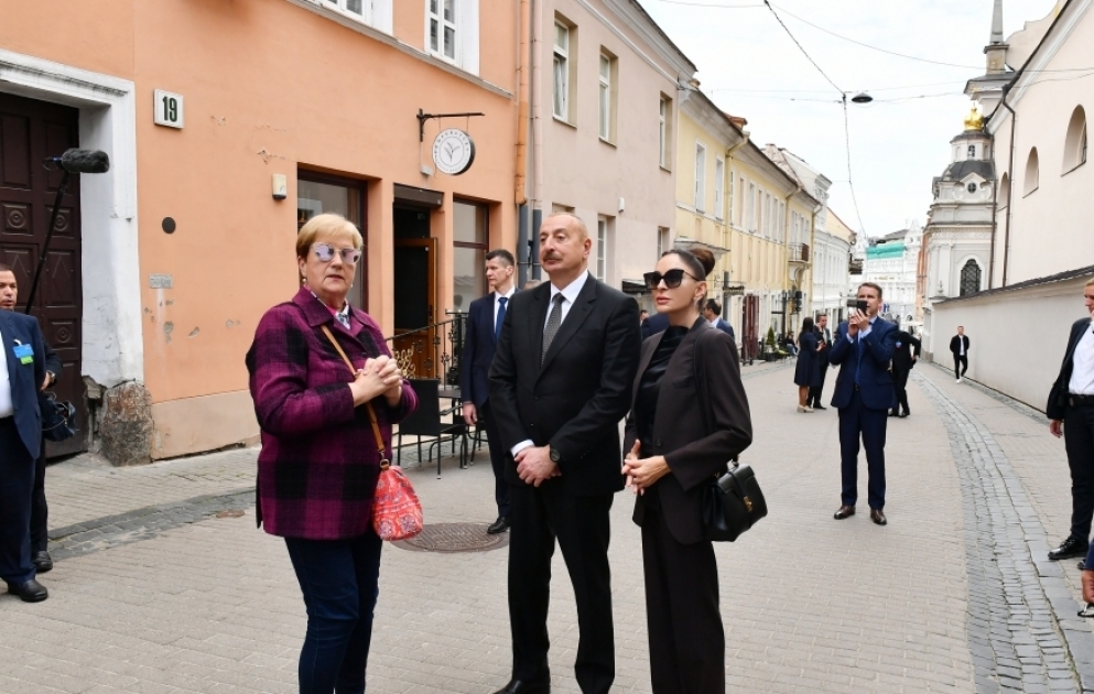 Präsident Ilham Aliyev und First Lady Mehriban Aliyeva besichtigen Altstadt von Vilnius VIDEO