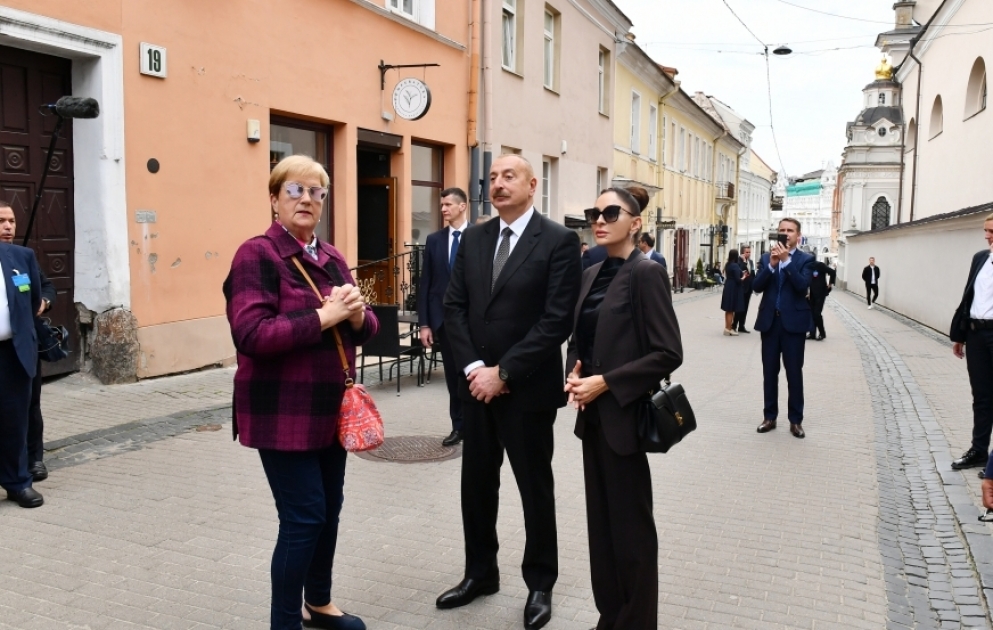 Azerbaijani President Ilham Aliyev and First Lady Mehriban Aliyeva toured Vilnius Old Town VIDEO