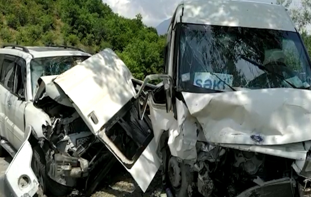 Qəbələdə mikroavtobusla minik avtomobili toqquşub, xəsarət alanlar var VİDEO