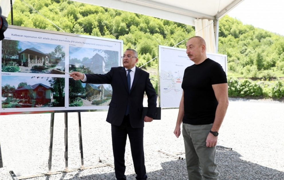 Le président Ilham Aliyev pose la première pierre du village de Yanchag de la région de Kelbédjer VIDEO