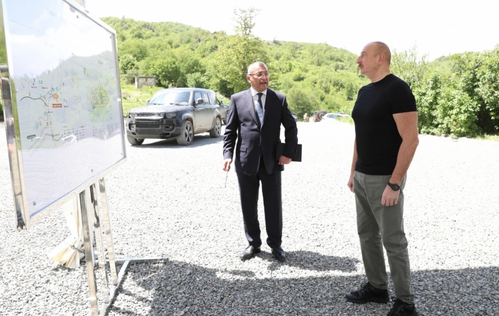 Präsident Ilham Aliyev legt Grundstein für das Dorf Yanschag im Distrikt Kelbadschar  VIDEO