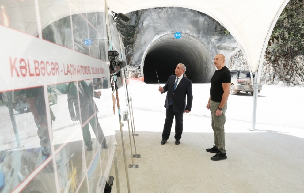 Präsident Ilham Aliyev inspiziert Fortschritt beim Bau von Tunneln in Kelbadschar  VIDEO
