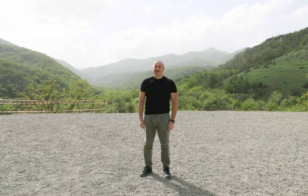 Le président Ilham Aliyev pose la première pierre du village de Chelvé de la région de Latchine VIDEO
