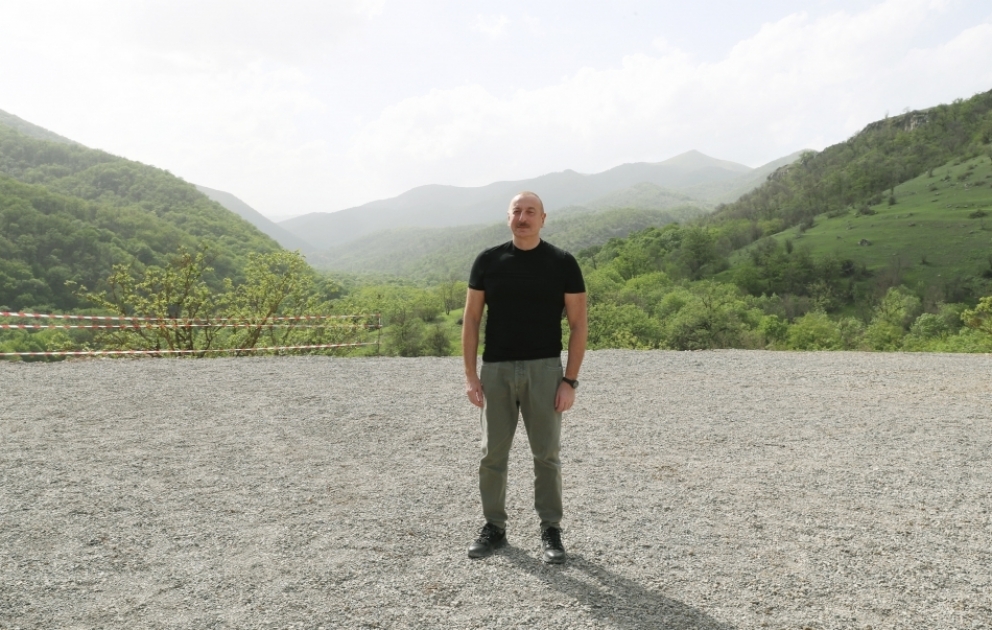 Präsident Ilham Aliyev legt Grundstein für das Dorf Schalva im Bezirk Latschin VIDEO