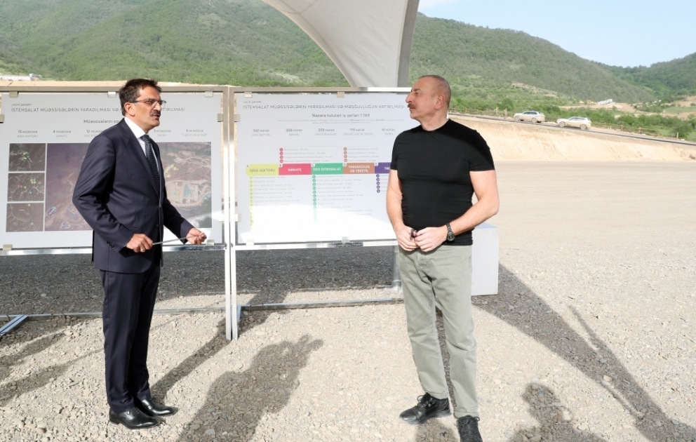 Präsident Ilham Aliyev machte sich mit Baufortschritt im Agrar- und Industriepark in Latschin Region vertraut VIDEO