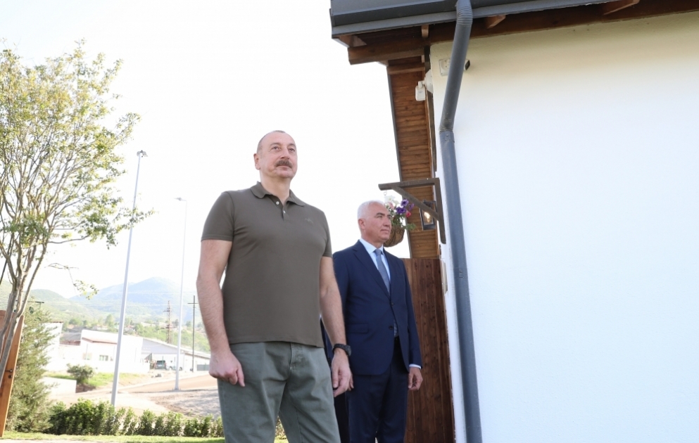 Prezident İlham Əliyev Laçında 1 Dekabr küçəsində lövhənin açılışını edib, bərpa olunmuş evlə tanış olub VİDEO
