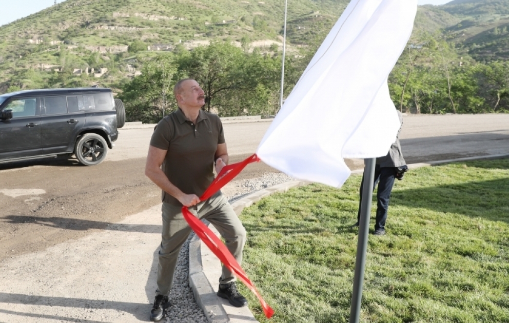 Le président Ilham Aliyev a dévoilé des plaques à l’intersection des rues Heydar Aliyev, Zefer et du 28 Mai à Latchine  VIDEO