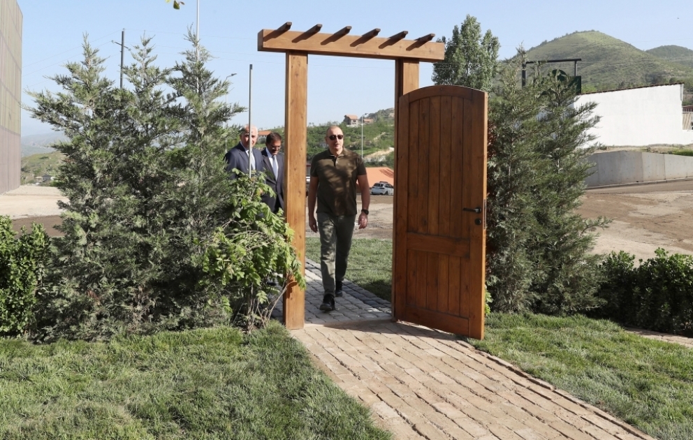 Latchine : le président Ilham Aliyev dévoile la plaque de la rue du 1er Décembre et visite une maison rénovée  VIDEO