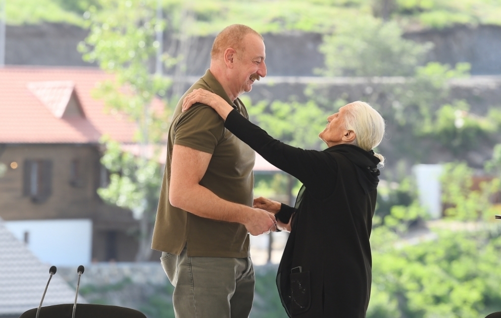 Le président Ilham Aliyev rencontre les résidents retournés à Latchine et leur remet les clés de leurs logements  VIDEO