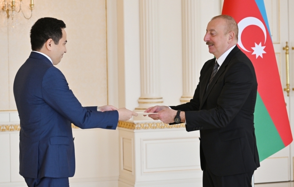 Neuer kasachischer Botschafter in Aserbaidschan übereicht Präsident Ilham Aliyev sein Beglaubigungsschreiben VIDEO