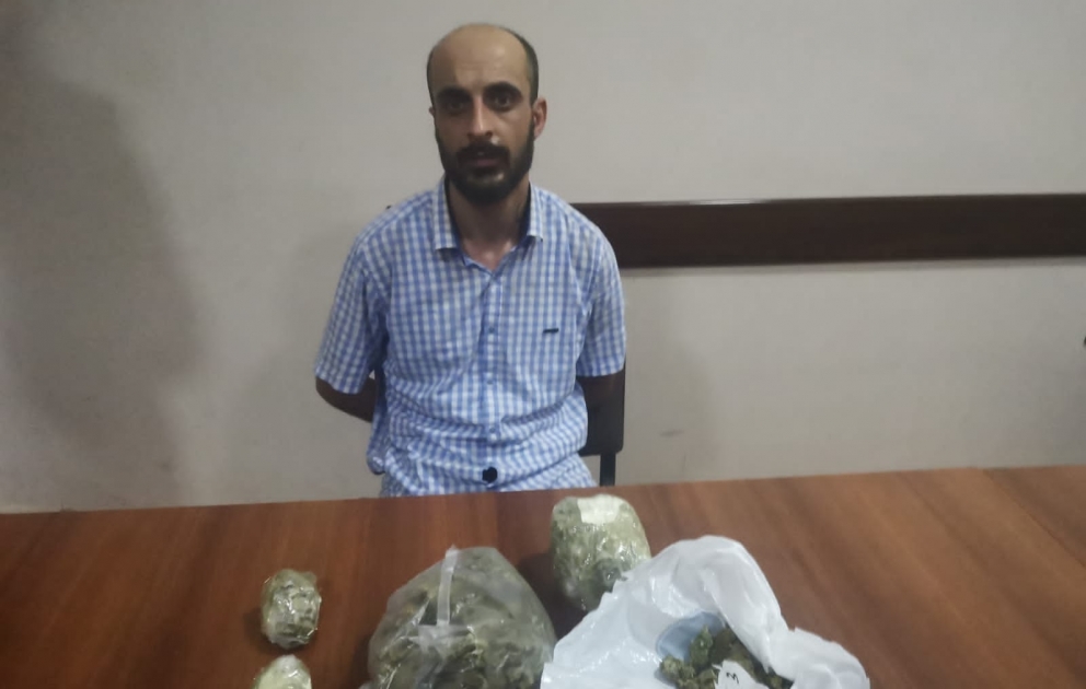 Taksi görüntüsü yaradaraq narkotiklərin satışı ilə məşğul olan “Prius” sürücüsü saxlanılıb VİDEO
