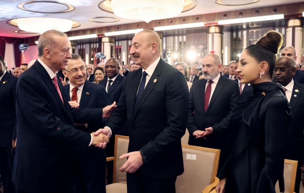 Ankarada Türkiyə Prezidenti Rəcəb Tayyib Ərdoğanın səlahiyyətlərinin icrasına başlaması mərasimi keçirilib  Azərbaycan Prezidenti İlham Əliyev və birinci xanım Mehriban Əliyeva mərasimdə iştirak ediblər YENİLƏNİB VİDEO