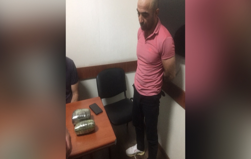 “Behzat” adlı iranlı narkotacirin şəbəkəsinə daxil olan şəxsdən 3 kiloqram heroin və tiryək götürülüb VİDEO