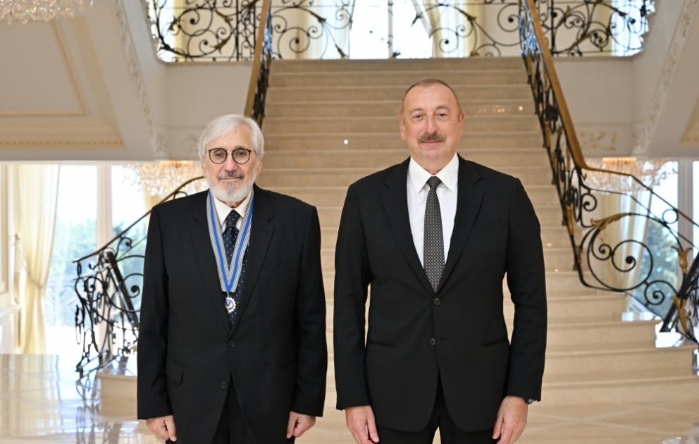 Präsident Ilham Aliyev überreicht Volkskünstler Ogtay Mirgasimov Istiglal-Orden VIDEO