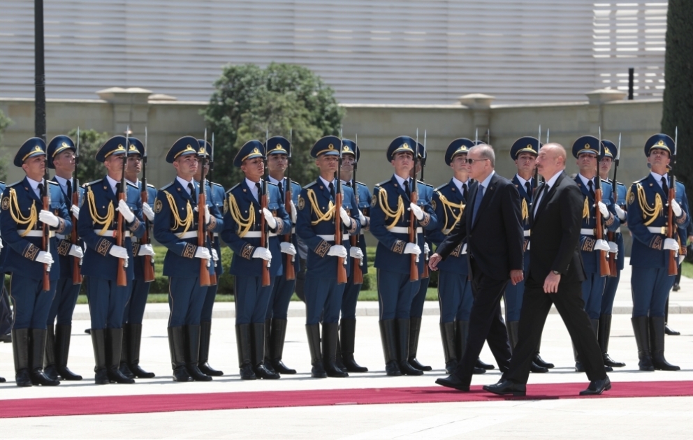 Azərbaycan Prezidentinin dəvəti ilə ölkəmizə dövlət səfərinə gələn Türkiyə Prezidenti Rəcəb Tayyib Ərdoğanın rəsmi qarşılanma mərasimi olub VİDEO