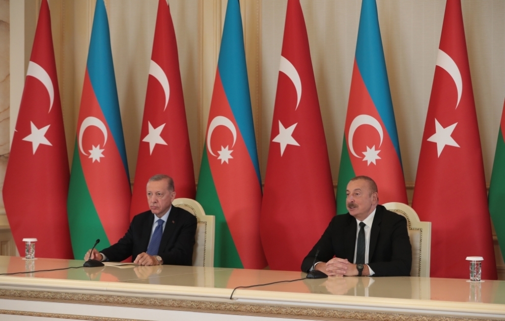 Präsident Ilham Aliyev und Präsident Recep Tayyip Erdogan treten in Baku vor Presse VIDEO