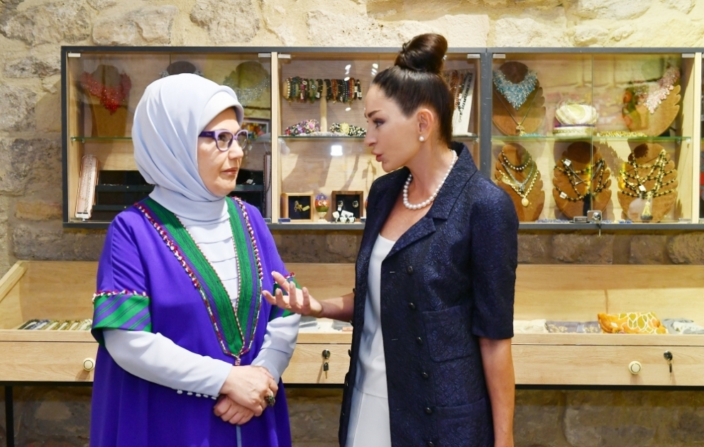 First Ladies von Aserbaidschan und der Türkei besuchen Innenstadt VIDEO
