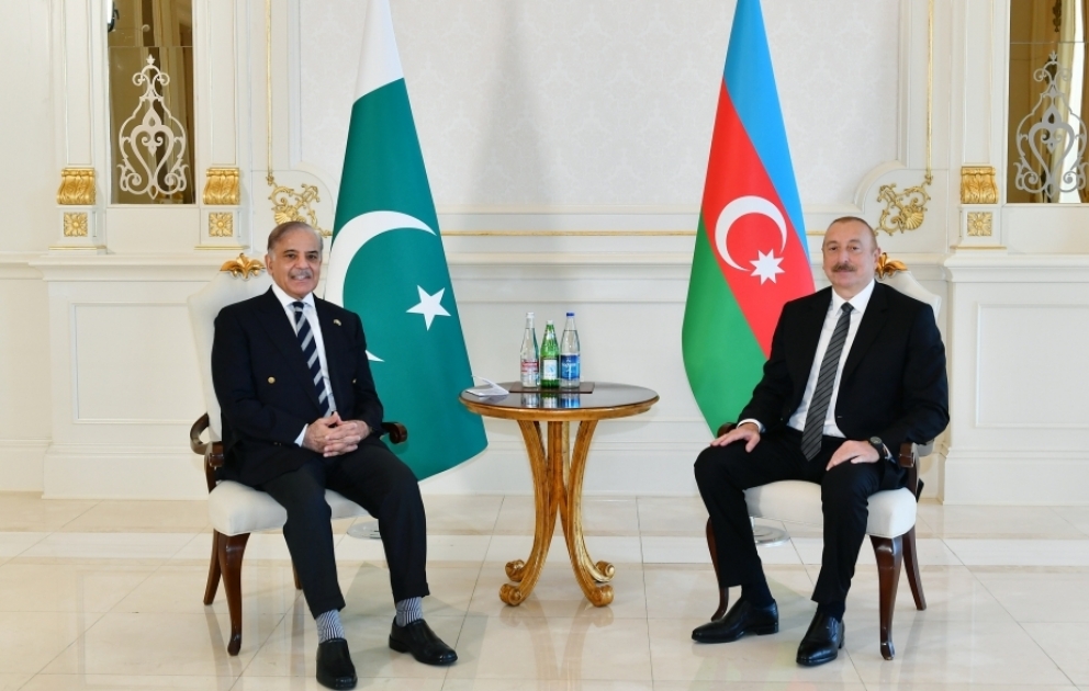 Präsident Ilham Aliyev und Premierminister Pakistans Muhammad Shehbaz Sharif treffen sich zu Vier-Augen-Gespräch in Baku  VIDEO