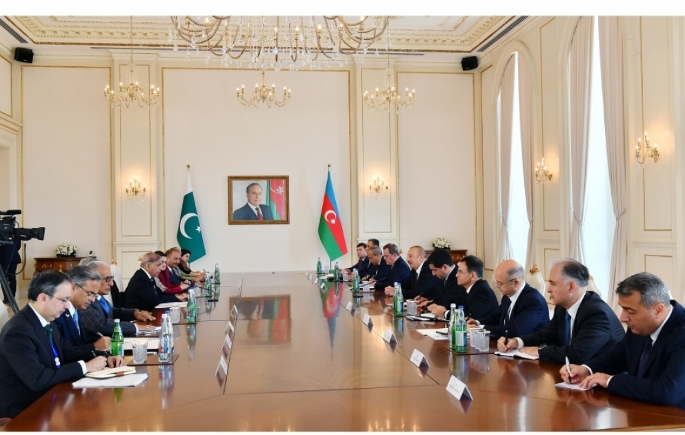 Treffen zwischen Präsident Ilham Aliyev und Pakistans Premierminister Muhammad Shehbaz Sharif in erweitertem Format  VIDEO