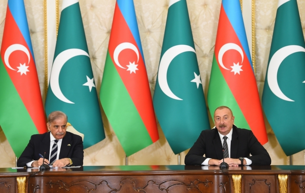 Le président Ilham Aliyev et le Premier ministre Shehbaz Sharif font des déclarations à la presse VIDEO