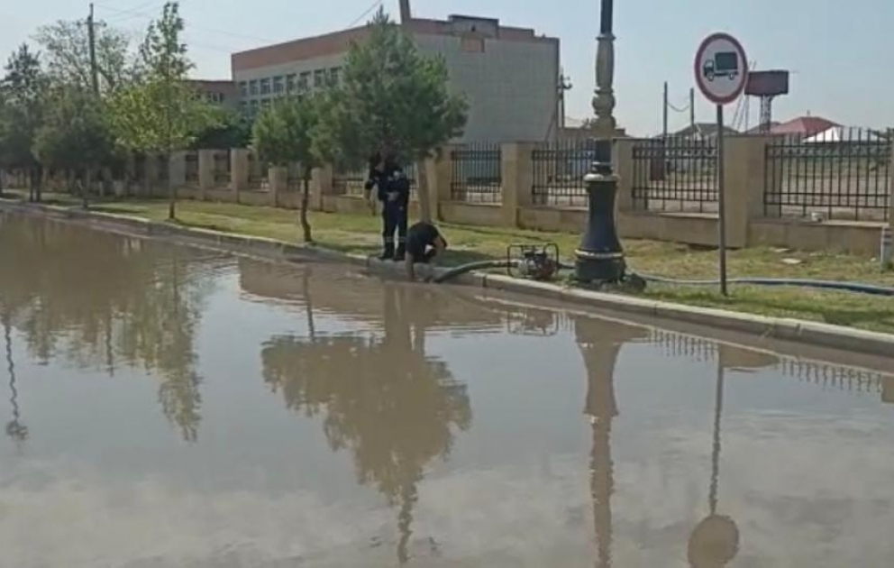 FHN: Yevlaxda su basmış yerlərdən suyun kənarlaşdırılması işləri davam etdirilir VİDEO