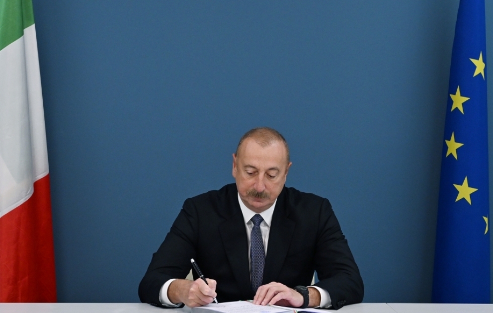 Präsident Ilham Aliyev besucht italienische Botschaft in Aserbaidschan und drückt sein Beileid zum Tod von Silvio Berlusconi aus VIDEO