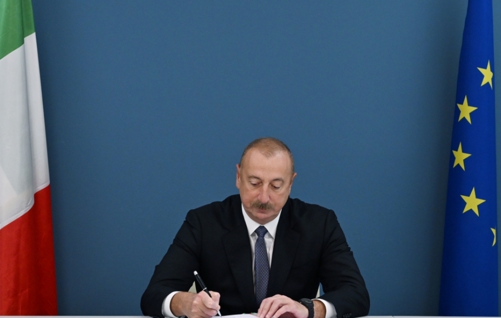 Le président Aliyev rend visite à l’ambassade d’Italie à Bakou afin de présenter ses condoléances pour le décès de Silvio Berlusconi VIDEO