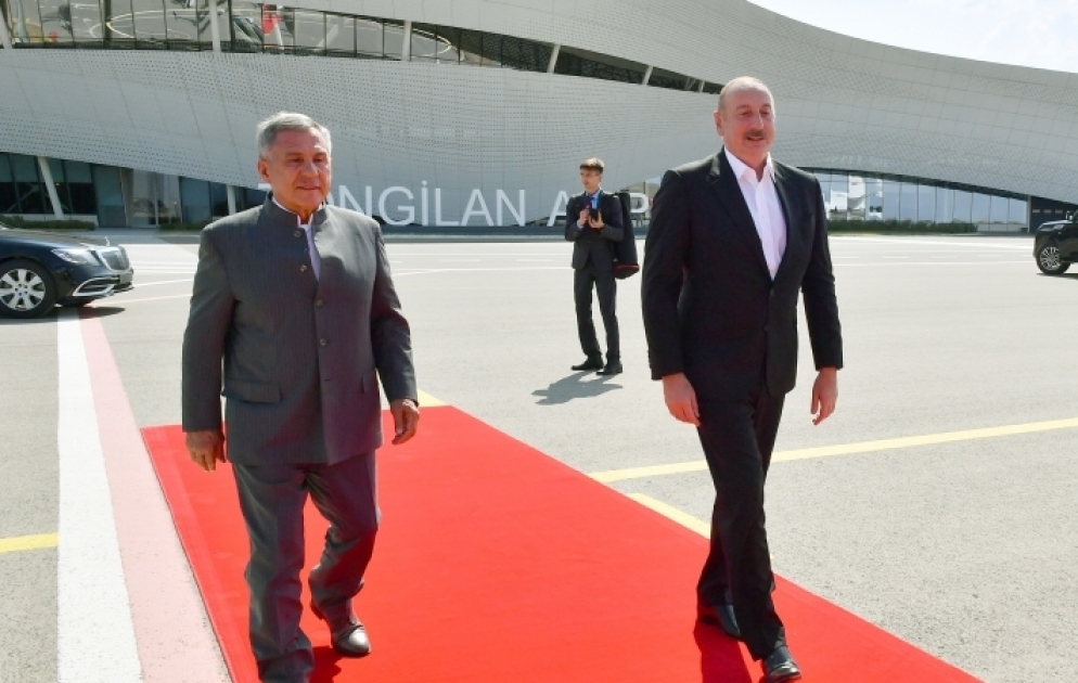 Le dirigeant du Tatarstan Rustam Minnikhanov et le président azerbaïdjanais Ilham Aliyev repartent pour Bakou depuis l'aéroport international de Zenguilan VIDEO