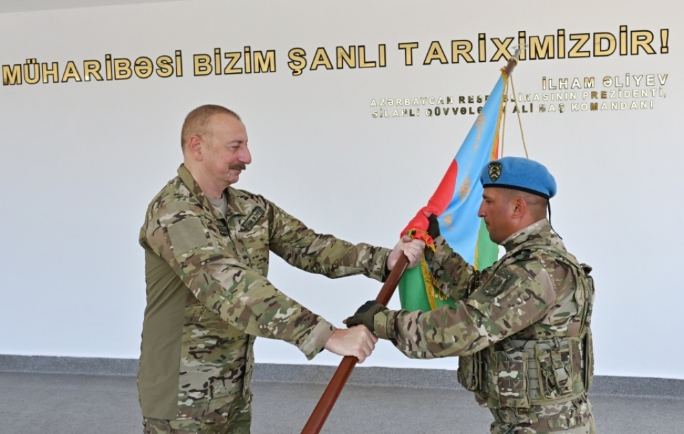Präsident Ilham Aliyev besucht eine von militärischen Kommandoeinheiten und überreicht Truppenfahne an Militäreinheit  AKTUALISIERT VIDEO