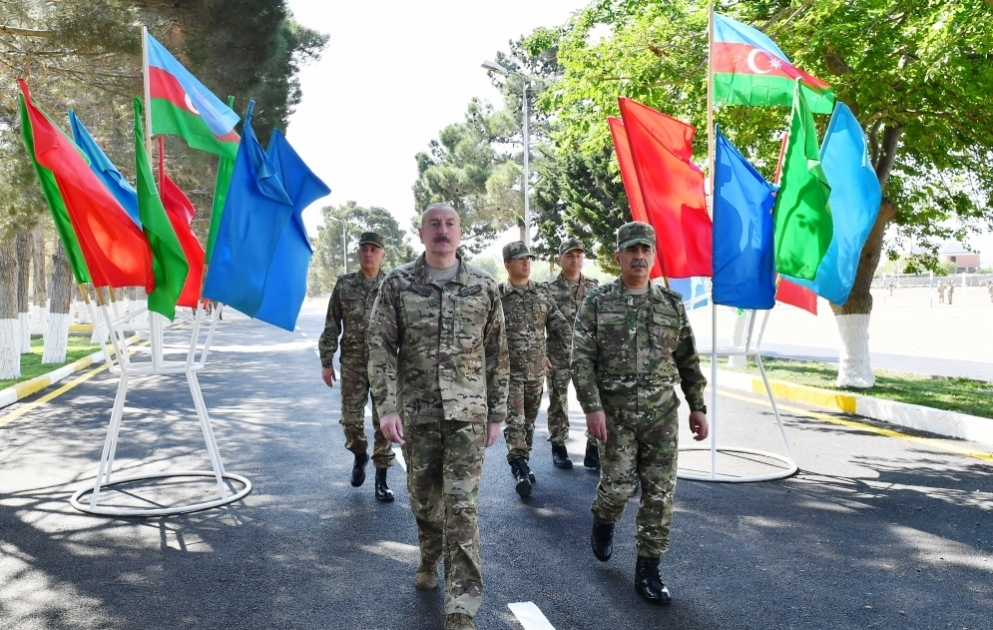 Prezident İlham Əliyev Müdafiə Nazirliyinin komando hərbi hissələrinin birində yaradılan şəraitlə tanış olub, hərbi hissəyə Döyüş bayrağını təqdim edib  YENİLƏNİB -2 VİDEO
