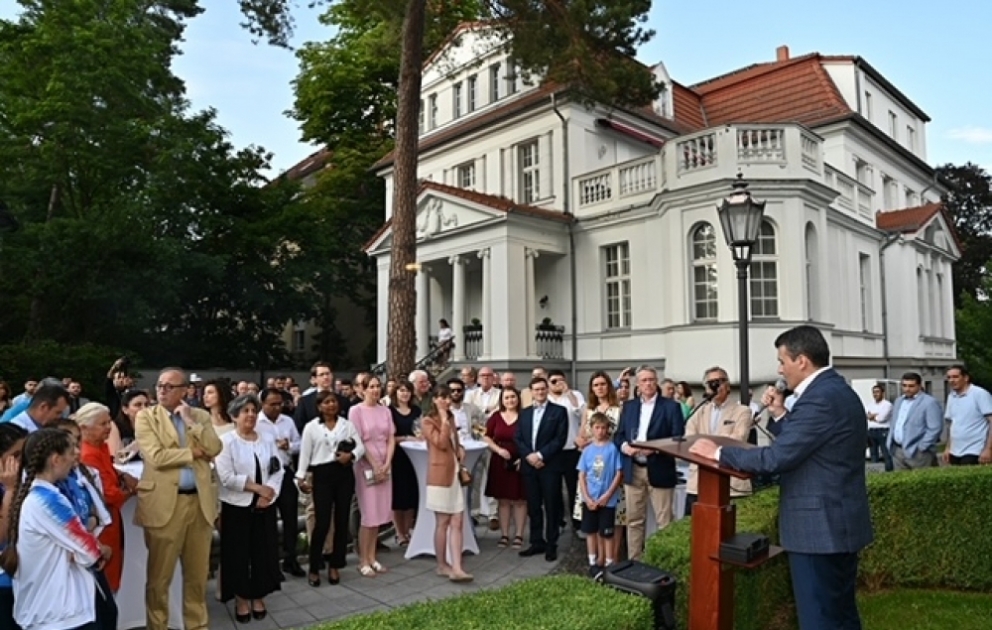 Berlində Ümumdünya Xüsusi Yay Olimpiya Oyunlarında iştirak edən Azərbaycan komandasının şərəfinə ziyafət verilib VİDEO