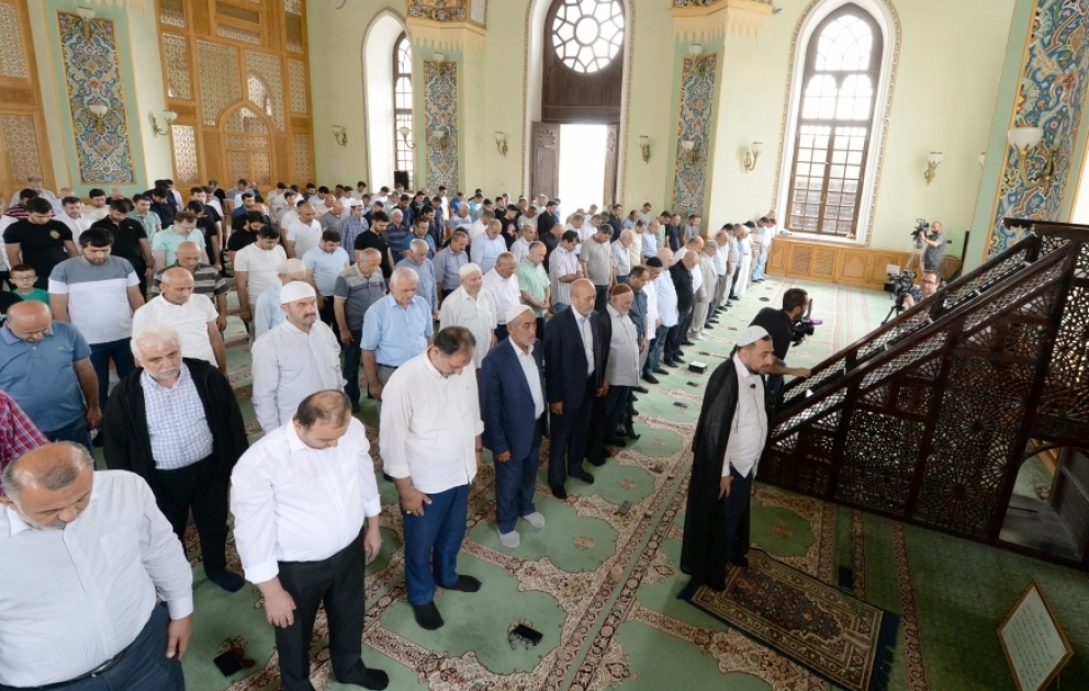 Bakıda Qurban bayramı ilə əlaqədar bayram namazı qılınıb VİDEO